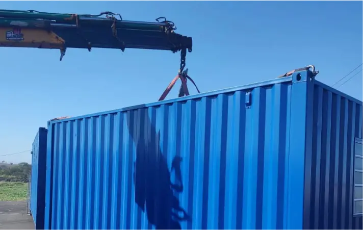 Caminhão munck da GF em operação